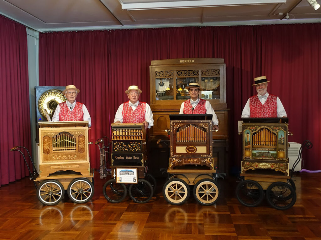 Museumsdrehorgler - Aufnahme vom 19. Mai 2019 in der Historischen Wirtschaft im Schloss Bruchsal, Fotoquelle: Frau Mechthild Blatz