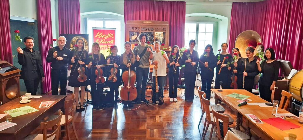 2025-10-05 MuKs Abschluss mit Rosen