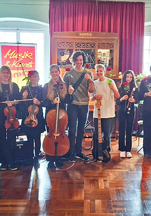 2025-10-05 MuKs Abschluss mit Rosen, Aufnahme: Martin Junger