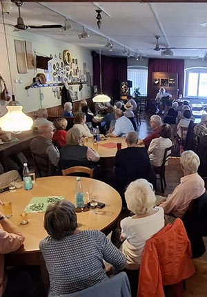 Zahlreiche Besucher sitzen in einem historischen Veranstaltungsraum und verfolgen aufmerksam einen musikalischen Vortrag. FOTO: MARTIN JUNGER